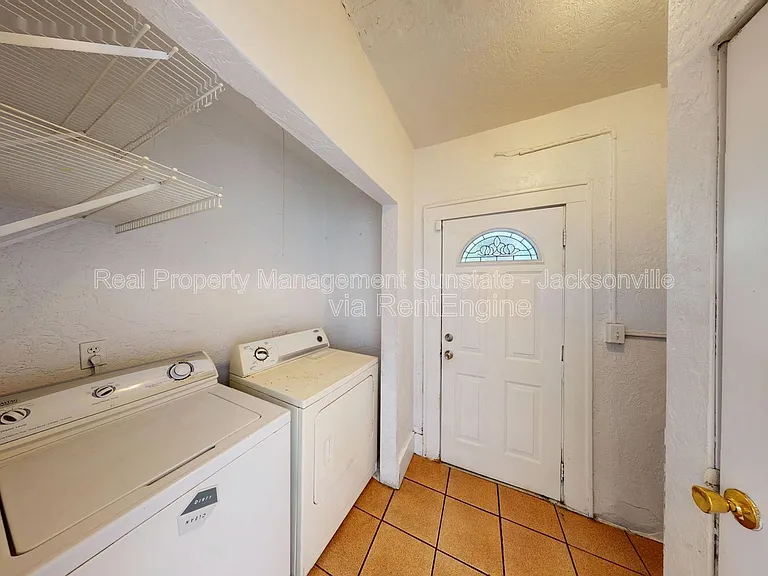 231 W 10th St — Photo 9