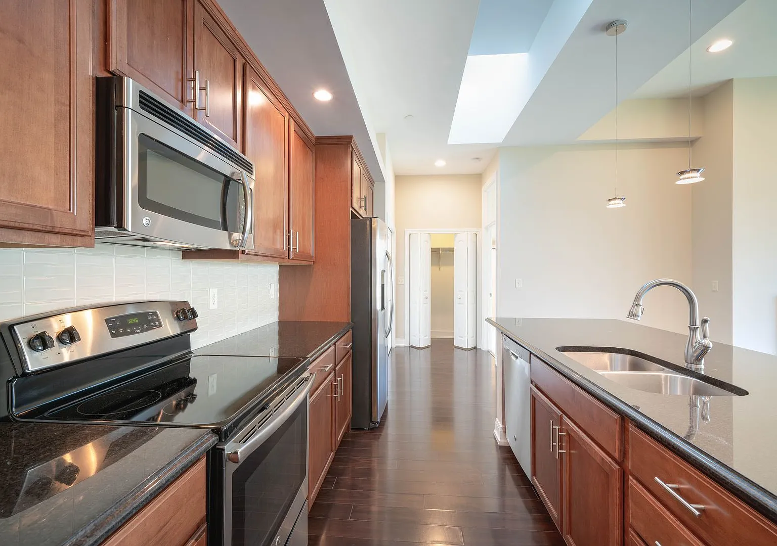 Large 1 Story 2 Bedroom — Photo 1