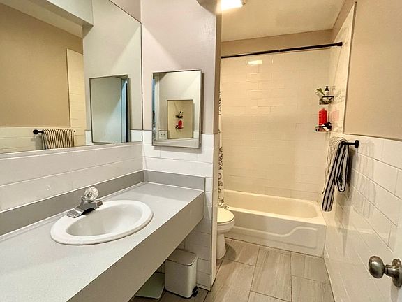 4th image of 411 Bloomfield St APT 1