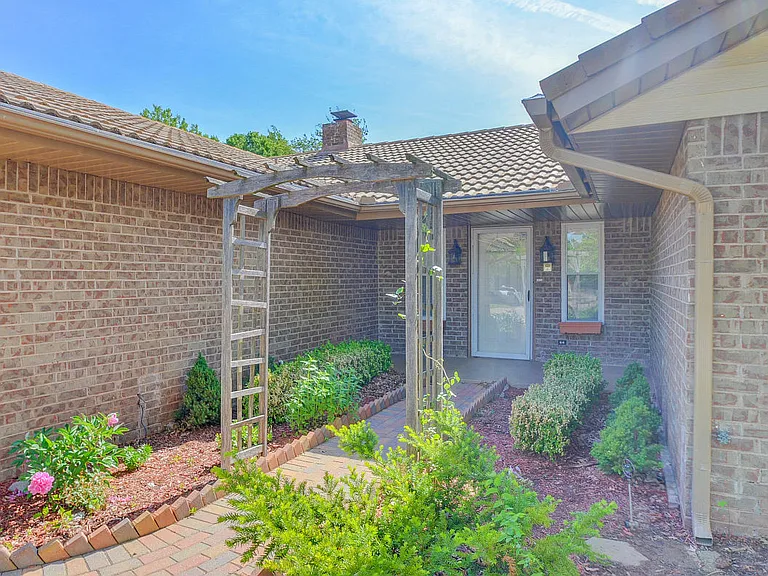 9800 Craford Ct — Photo 6