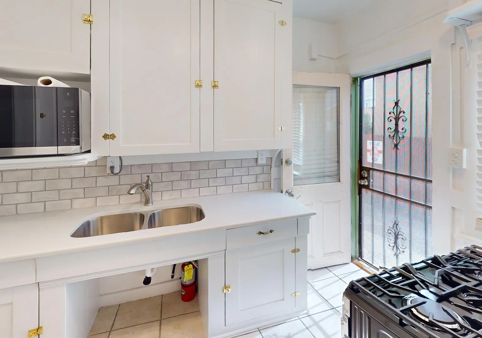 Lovely, Large, & Bright 1 Bed in Beautiful Downtown Courtyard Complex — Photo 1