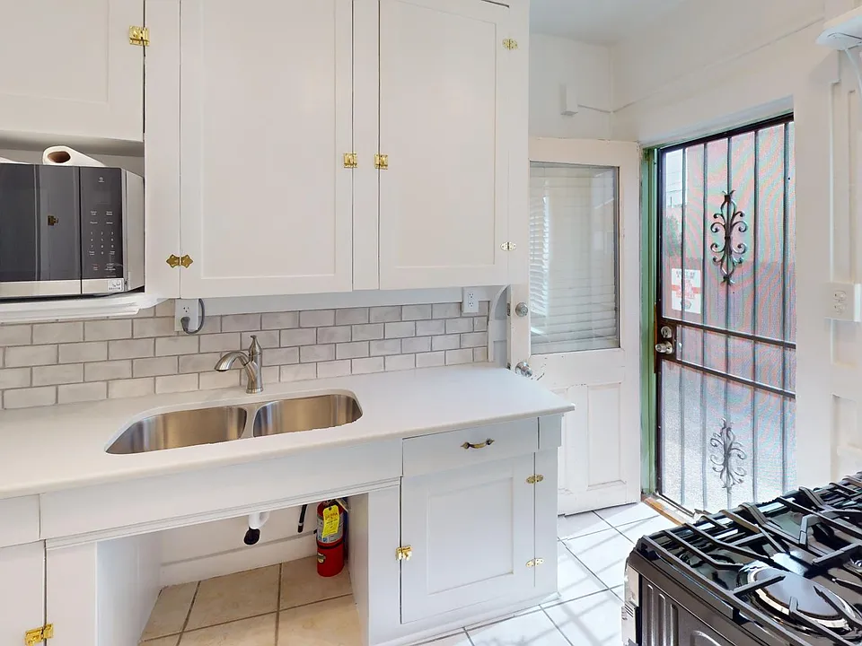 Lovely, Large, & Bright 1 Bed in Beautiful Downtown Courtyard Complex