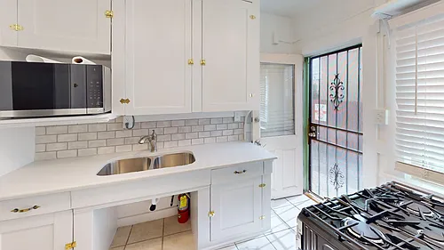 Lovely, Large, & Bright 1 Bed in Beautiful Downtown Courtyard Complex Photo 1