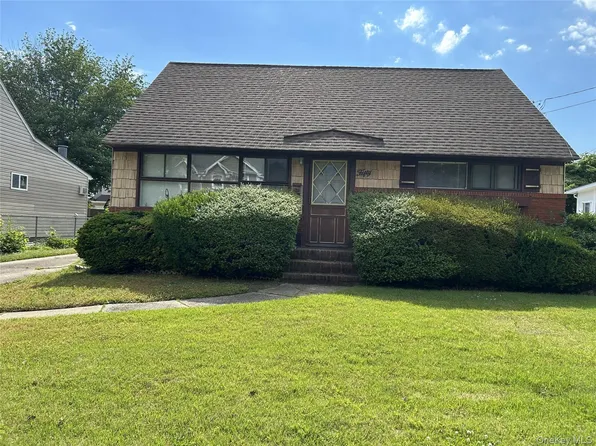 50 Moeller Street, Hicksville, NY 11801