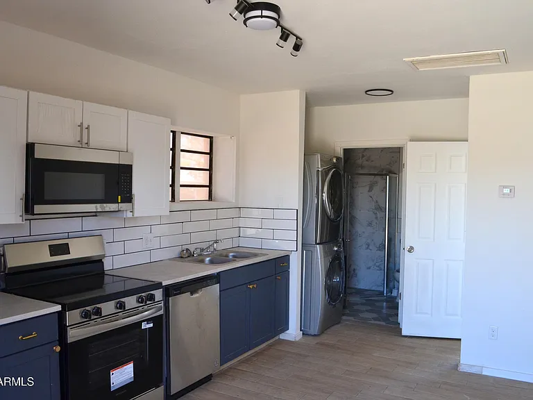 711 E 4th St #711 — Photo 2