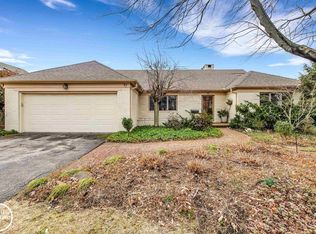 57 Hampton Rd, Grosse Pointe Shores, MI 48236