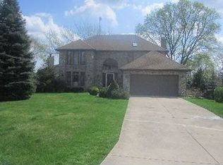 19W231 Landsfield Pl, Downers Grove, IL 60516