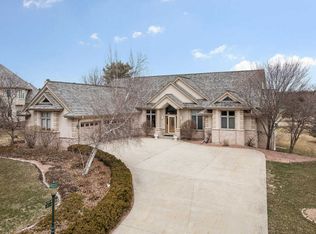 919 N Evergreen Cir, Hartland, WI