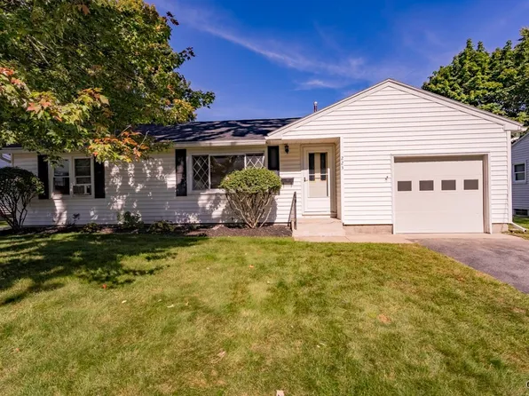 223 Lynnhaven Dr, North Syracuse, NY 13212