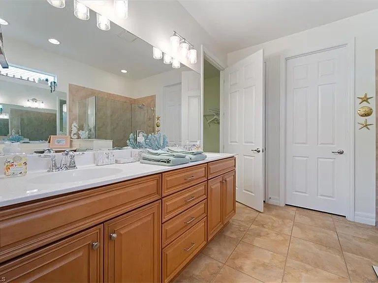 6140 Victory Dr — Photo 17