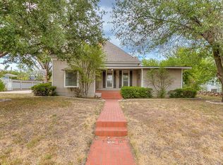 704 N Broadway St, Ballinger, TX 76821