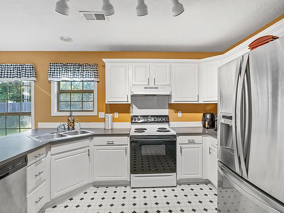 3rd image of 516 Green Valley Dr