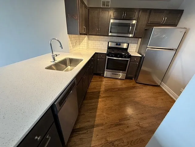 Sheridan Lake - 6401 N Sheridan Rd — Photo 18