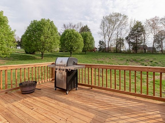4th image of 3976 Lakewood Dr
