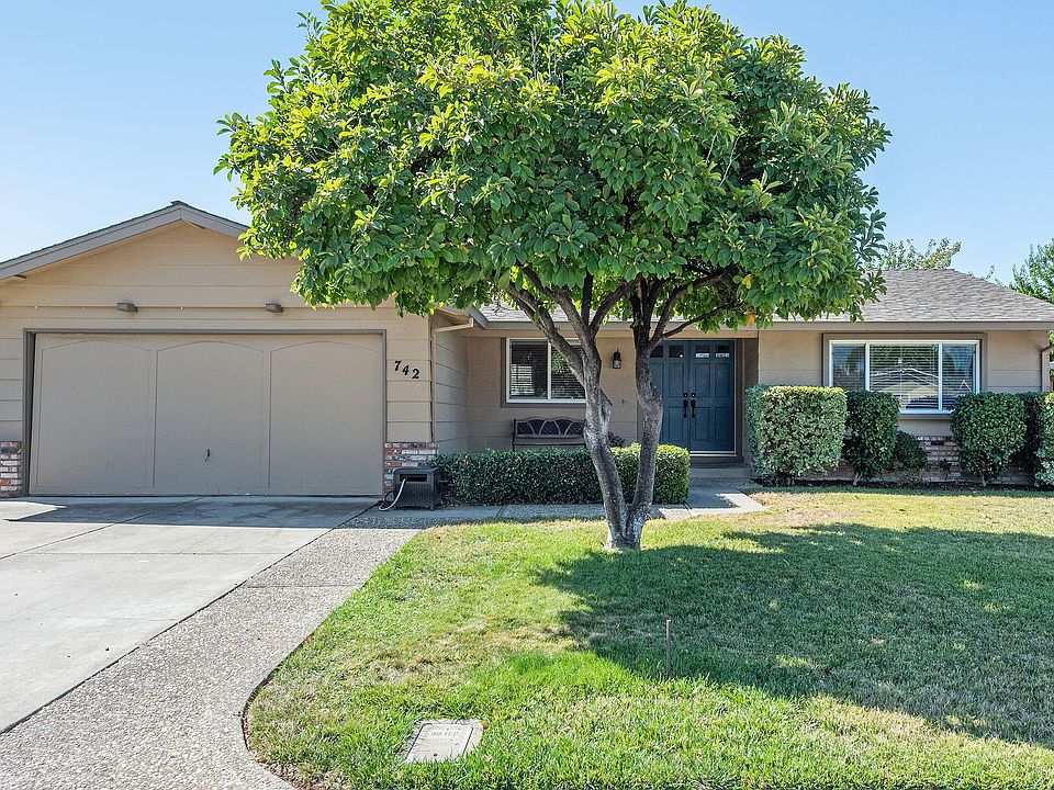 1st image of 742 Chatsworth Pl