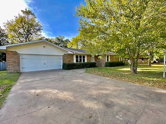 2nd image of 411 Crestwood Dr