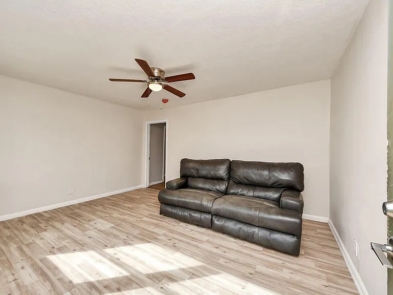 10506 Sierra Dr — Photo 5