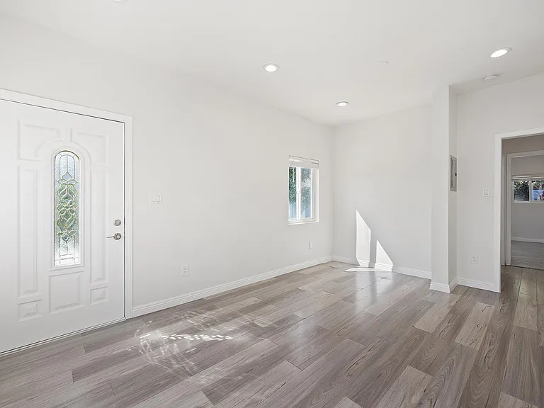1009 Tremont St — Photo 5