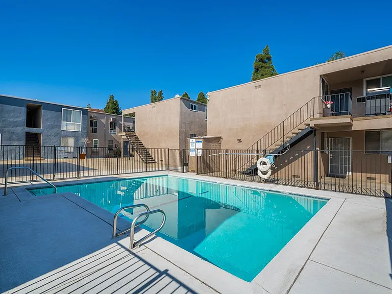 Chateau 16860 Chatsworth Apartments, LLC — Photo 12