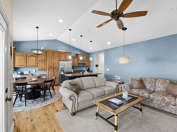 5th image of 1445 E Chateau Ridge Way