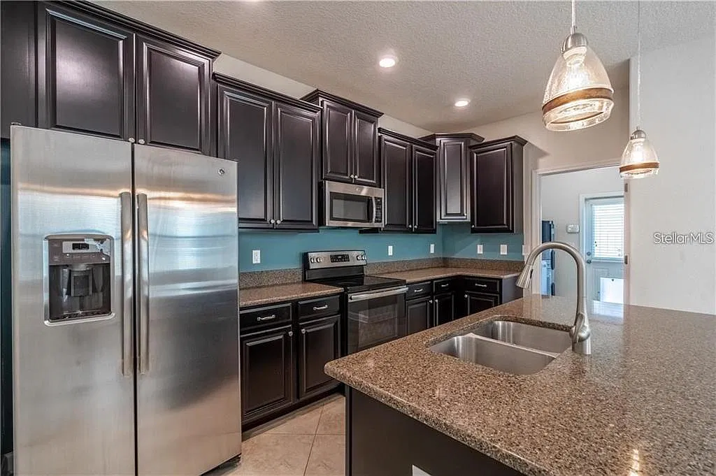3 bed, 2.5 bath, 2008 sqft, $2,500 — Photo 2