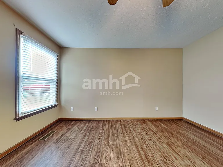 1052 Windsor Crossing Ln — Photo 8