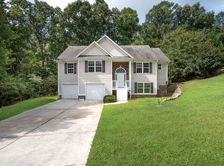 2325 Robin Dr, Loganville, GA
