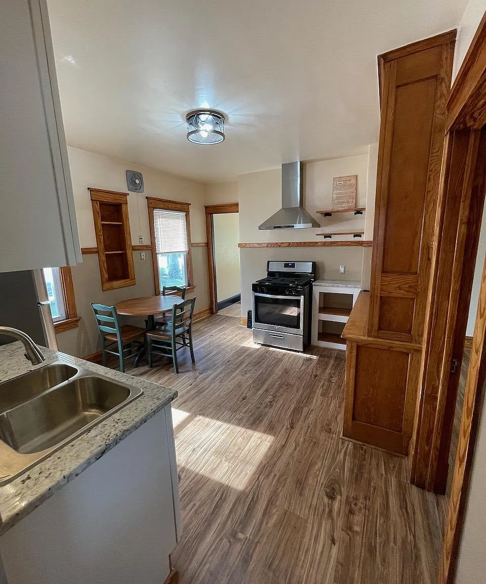 909 E Lincoln Ave — Photo 4