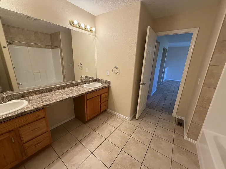 1911 Girard Blvd NE — Photo 32