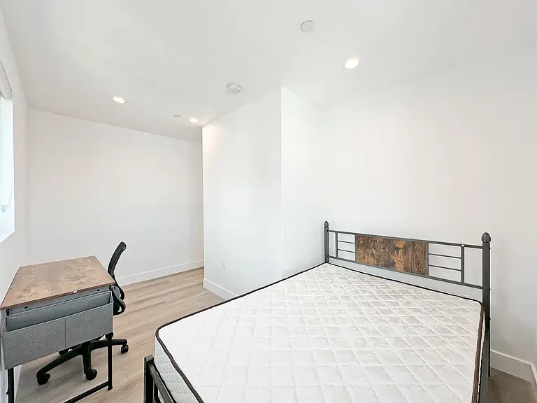 1363 W 35th St #1/4 — Photo 15