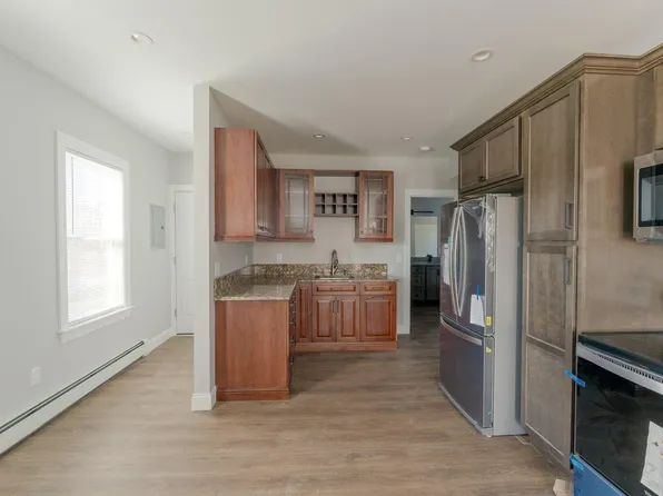 59 Fairlawn Ave Floor 3, Woonsocket, RI 02895