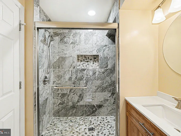 338 N Charles St — Photo 24