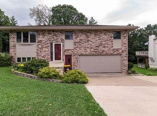 5660 Sun Valley Dr, Dubuque, IA 52002