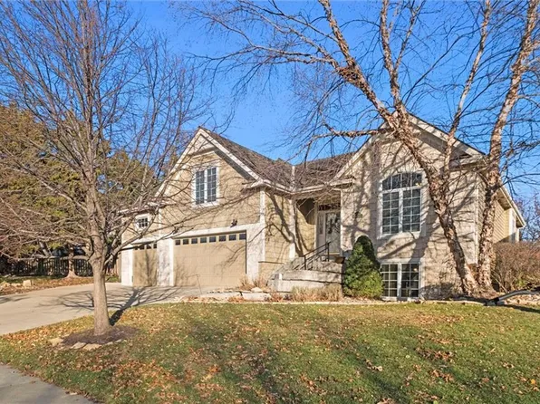 908 Branchwood Dr, Lawrence, KS 66049