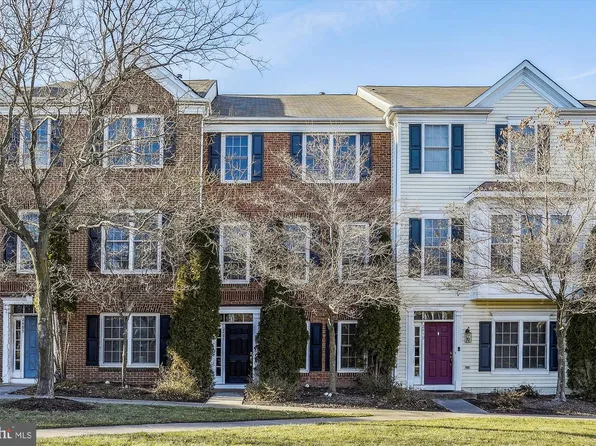 2481 Walnut Rocker Ln, Herndon, VA 20171