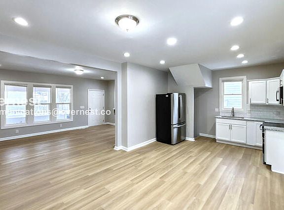 4th image of 2432 Steele Ave