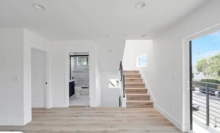 1148 N Sycamore Ave — Photo 8