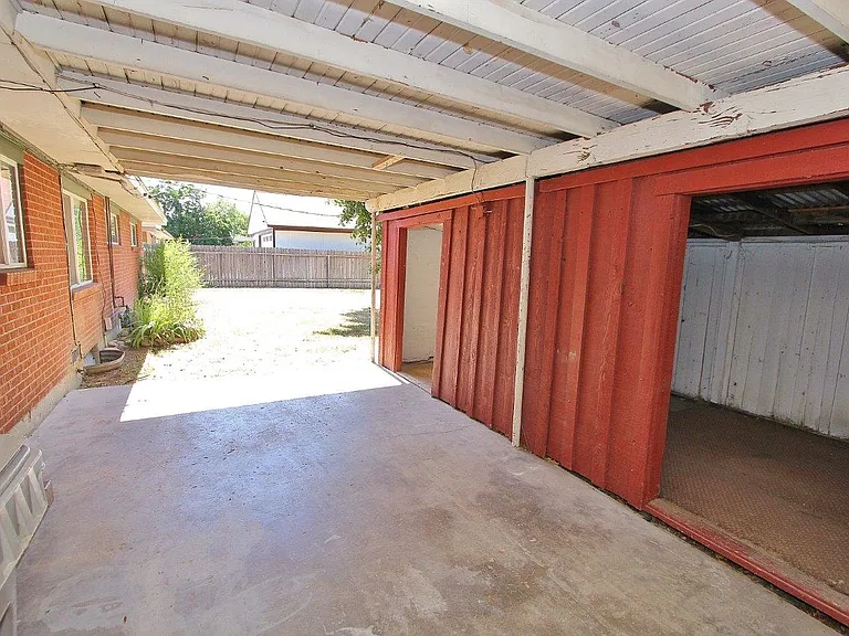 4011 W Greenbrier Dr — Photo 3