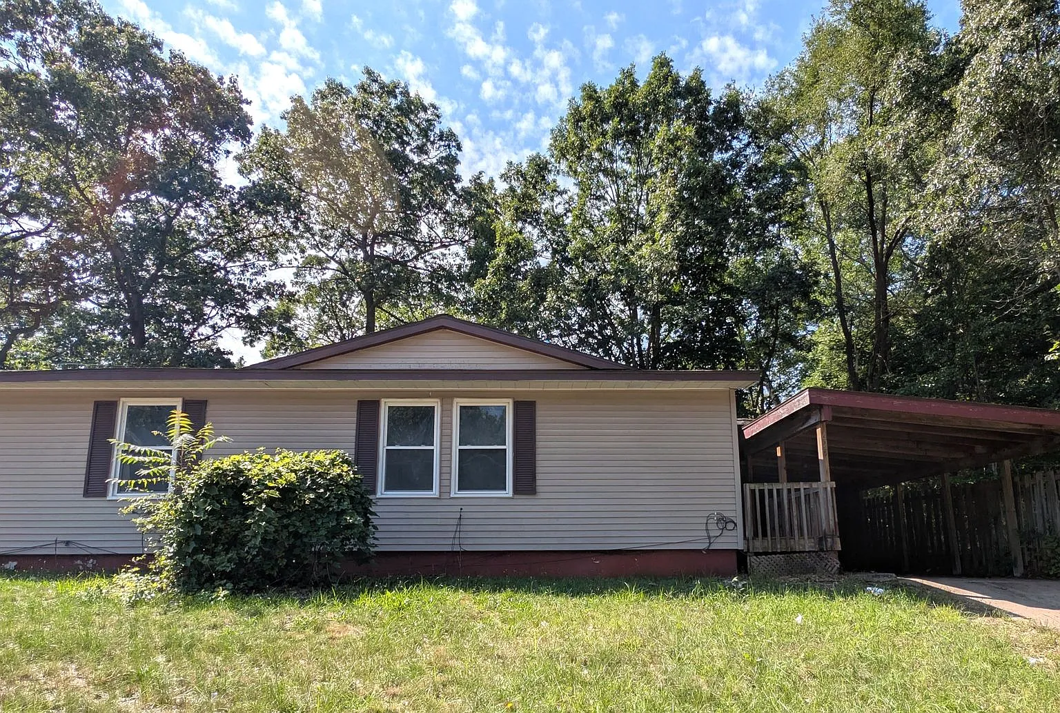 695 E Summit, 3 bedroom house with basement — Photo 1