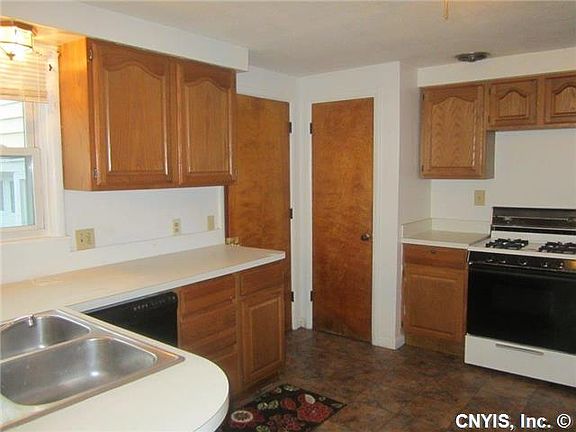 3rd image of 930 E Brighton Ave
