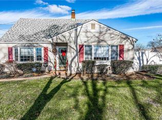 7 Chase Ln, Levittown, NY 11756