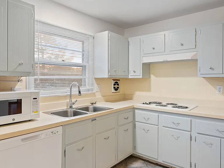 1555 Zurich Dr — Photo 13