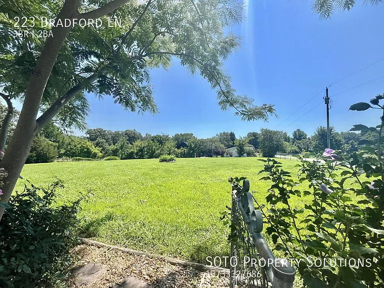 223 Bradford Ln — Photo 6