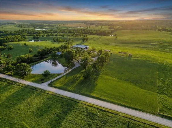 17249 198th St, Tonganoxie, KS 66086