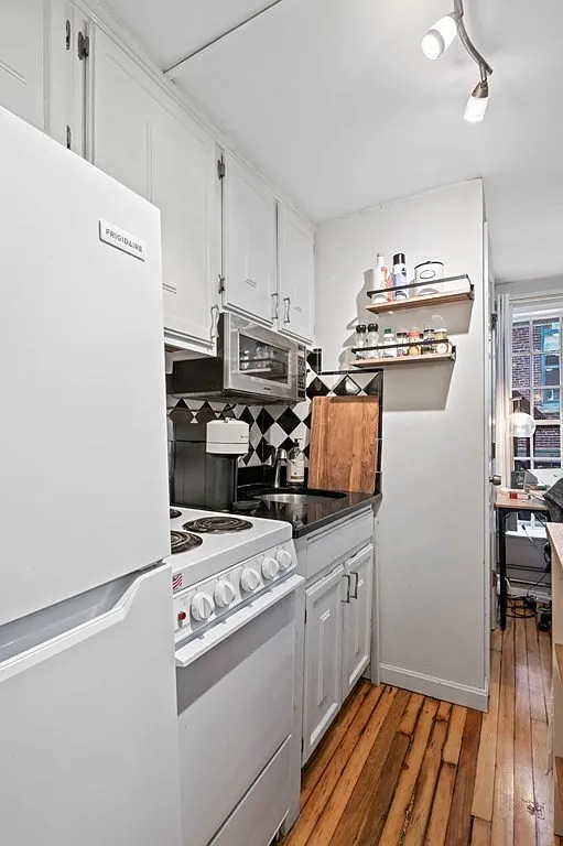 Studio, 294 sqft, $2,600 — Photo 3