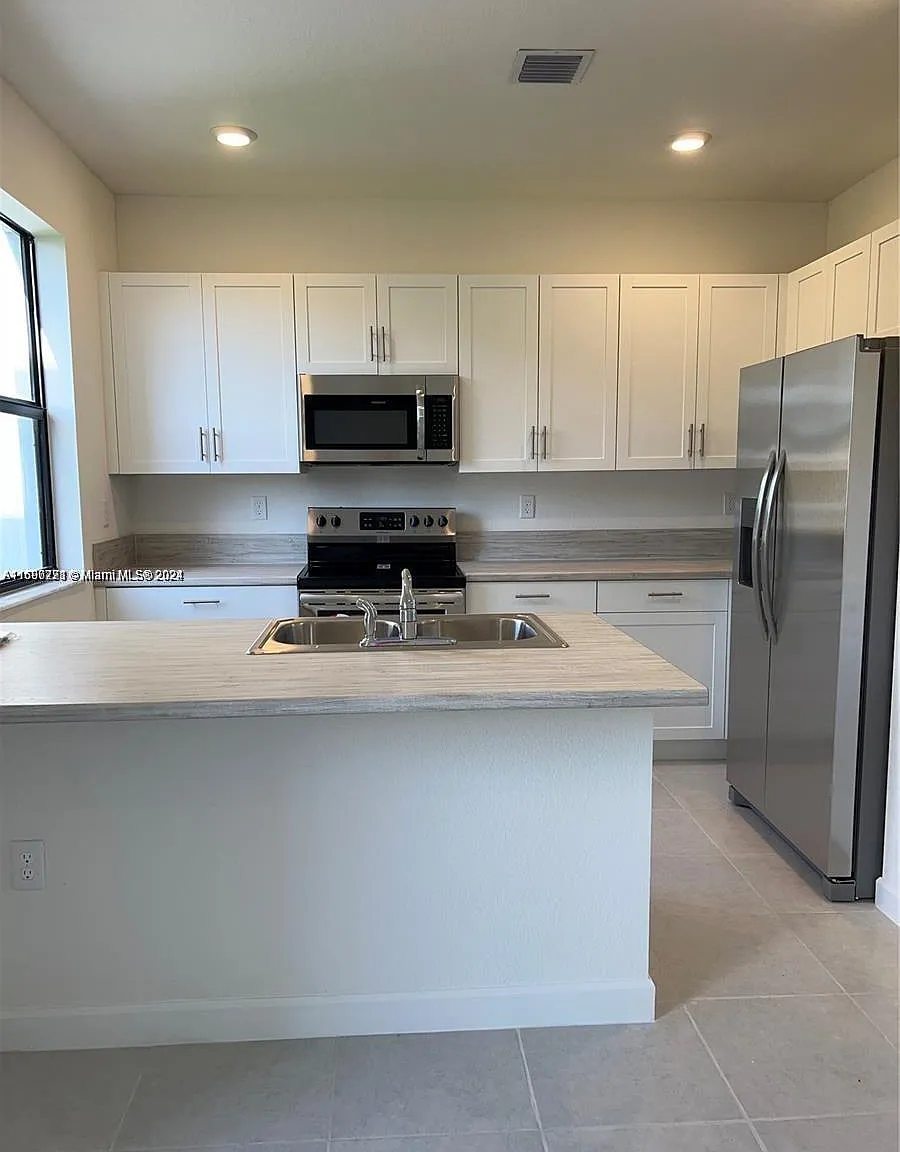 3 bed, 2.5 bath, 1331 sqft, $2,600 — Photo 2