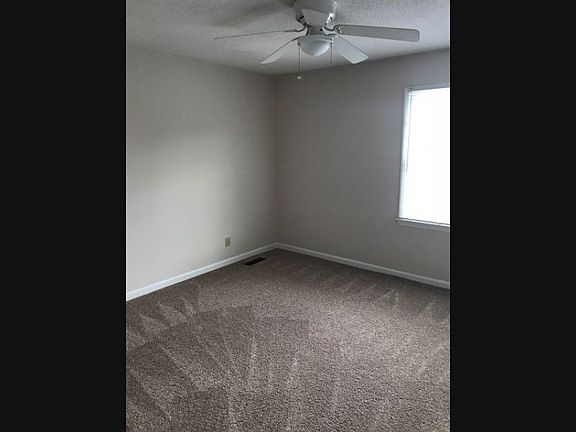 5th image of 136-6 Oakmont Dr