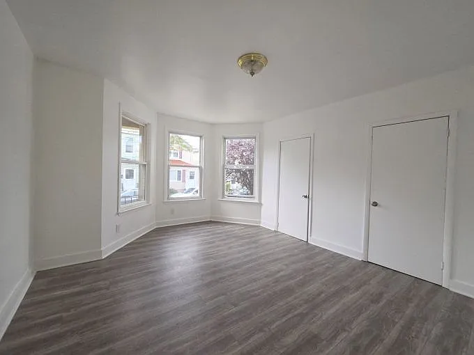 3 bed, 900 sqft, $2,300 — Photo 3