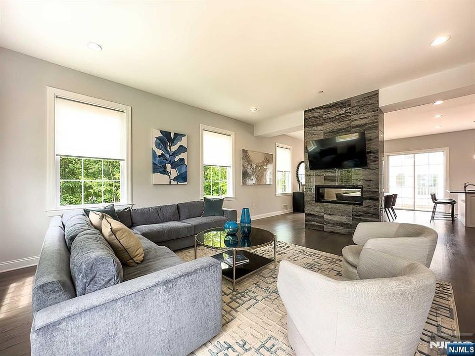 1st image of 14 Parkside Lane