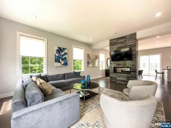 14 Parkside Lane, Teaneck, NJ 07666